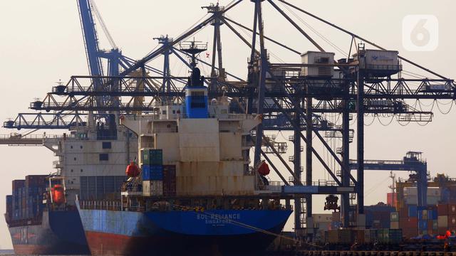 Bongkar muat peti kemas di Pelabuhan Tanjung Priok