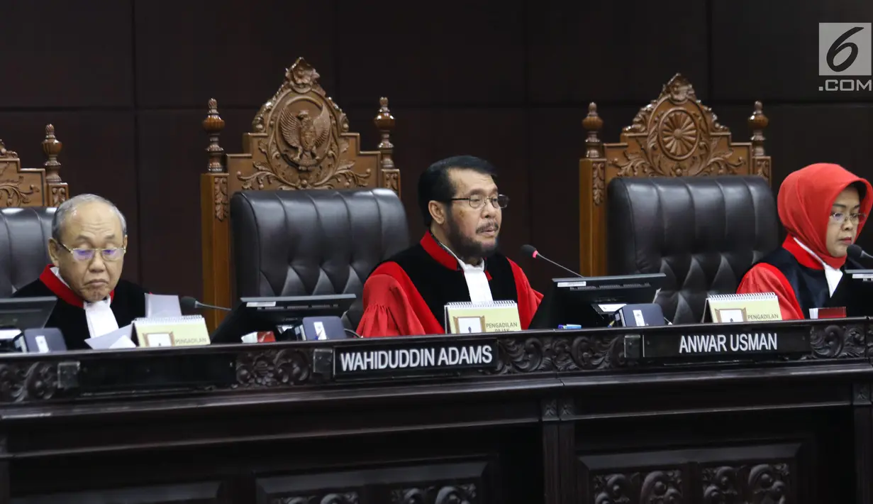 Ketua Mahkamah Konstitusi Anwar Usman (tengah) memimpin sidang uji materi UU KPK di Gedung MK, Jakarta, Senin (30/9/2019). Panel Majelis Hakim Konstitusi menyoroti ketiadaan nomenklatur UU KPK hasil revisi tersebut. (Liputan6.com/Angga Yuniar)