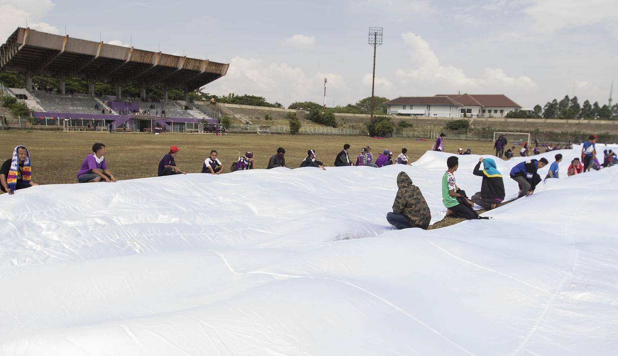 Hal itu dituangkan dalam pembuatan bendera Merah Putih raksasa. (Bola.com/Vitalis Yogi Trisna)