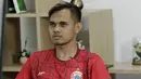 Pemain Persija Jakarta, Rezaldi Hehanussa, saat bermain FIFA 20 di Kantor KLY, Gondangdia, Jumat (26/6/2020). Andritany berhasil menjadi juara BOLA Esports Challenge setelah mengalahkan Rizky Darmawan dengan skor 8-0. (Bola.com/M Iqbal Ichsan)