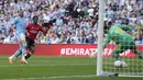 Gelandang Manchester United, Kobbie Mainoo (tengah) mencetak gol kedua timnya ke gawang Manchester City pada laga final Piala FA 2023/2024 di Wembley Stadium, London, Sabtu (25/5/2024). (AP Photo/Kin Cheung)