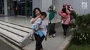 Para ibu berlari sambil melindungi kepala anak mereka dengan tangan saat simulasi bencana di Gedung Graha BNPB, Jakarta, Kamis (26/4). (Liputan6.com/Arya Manggala)