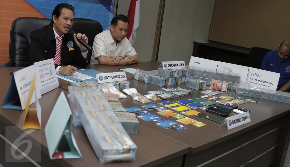 Deputi Pemberantasan Narkotika, Irjen Pol Arman Depari memberikan keterangan saat merilis Tindak Pidana Pencucian Uang (TPPU) narkotika di BNN, Jakarta, Kamis (24/11). BNN menyita aset senilai Rp 153 Miliar dari tersangka MI. (Liputan6.com/Gempur M Surya)