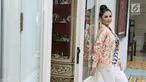 Penyanyi Krisdayanti berpose seusai rekaman soundtrack Film Ayat Ayat Cinta 2 di kawasan Bintaro, Tangerang Selatan, Senin (11/09). Dalam pembuatan soundtrack itu Krisdayanti bekerjasama dengan Melly Goeslaw dan Anto Hoed. (Liputan6.com/Herman Zakharia)