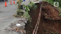 Kondisi longsor di daerah bantaran sungai Ciliwung, Pengadegan Timur, Jakarta, Selasa (12/4/2022). Longsor sepanjang 25 meter, lebar lima meter, dan kedalaman 15 meter itu menyebabkan 4 sepeda motor tertimbun material longsor, namun tidak ada korban jiwa. (Liputan6.com/Herman Zakharia)