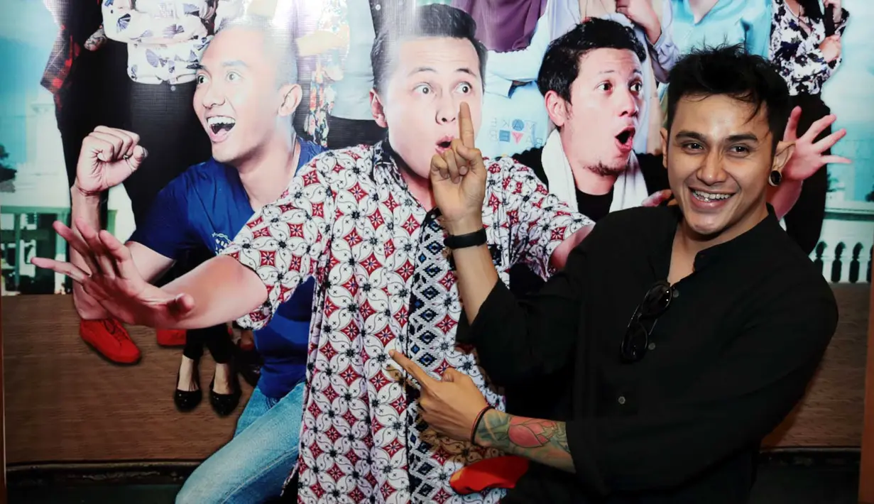 Bersama dengan para teman dan pemain sepakbola profesional, Vicky Nitinegoro mengumpulkan anak-anak yang memiliki bakat terpendam. Ia bersama teman-teman mengumpulkan dari berbagai daerah. (Deki Prayoga/Bintang.com)