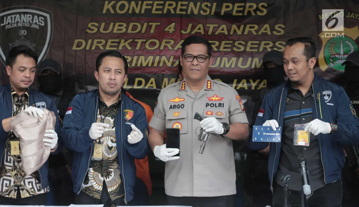 Kabid Humas Polda Metro Jaya, Kombes Pol Argo Yuwono berserta jajaran menunjukkan barang bukti saat rilis kasus pencurian serta melawan petugas di Jakarta, Jumat (9/8/2019). Subdit Umum/Jatanras Dit Reskrimum PMJ berhasil mengamankan 2 tersangka. (Liputan6.com/Faizal Fanani)