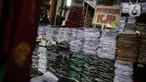 Salah satu penjual seragam sekolah di kawasan Pasar Jatinegara, Jakarta, Selasa (30/6/2020). Sejumlah pedagang di tempat itu mengeluhkan omset penjualan seragam sekolah yang menurun hingga 90 persen akibat sepi pembeli dan anjuran belajar di rumah saat pandemi COVID-19. (Liputan6.com/Faizal Fanani)