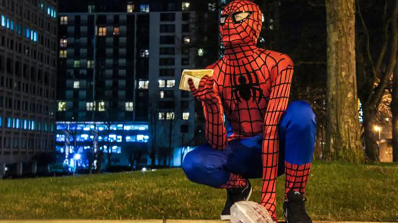 Tiap Malam Spider-Man Ini Bagikan Sandwich Gratis Untuk Tunawisma