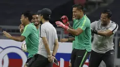 Kiper Timnas Indonesia, Anritany Ardhiyasa, tertawa saat latihan jelang laga Piala AFF 2018 di Stadion Nasional, Singapura, Kamis (8/11). Singapura akan melawan Timnas Indonesia. (Bola.com/M. Iqbal Ichsan)