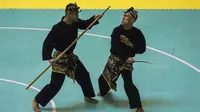 Pesilat Indonesia, Yolla Jampil dan Hendy, beraksi pada Invitation Tournament cabang pencak silat di Padepokan Pencak Silat, Jakarta, Rabu (14/2/2018). Event ini merupakan persiapan Asian Games 2018. (Bola.com/Vitalis Yogi Trisna)