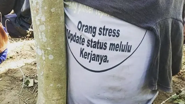 6 Tulisan di Belakang Kaus Berusaha Sindir Orang Ini Kocak
