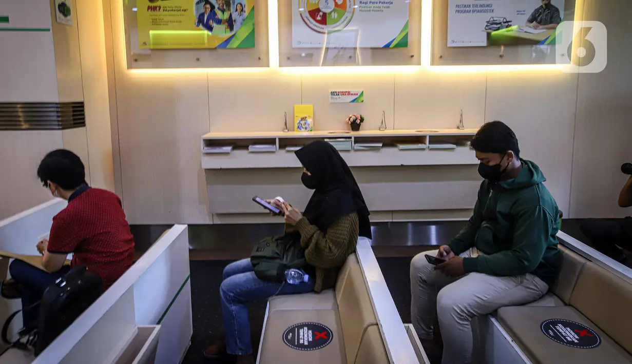 Nasabah melakukan pencairan dana Jaminan Hari Tua (JHT) di Kantor BPJS Ketenagakerjaan Cabang Sudirman, Jakarta, Selasa (15/2/2022). Nasabah masih dapat mencairkan dana JHT meski belum menginjak usia 56 tahun sebelum Permenaker Nomor 2 Tahun 2022 diberlakukan. (Liputan6.com/Faizal Fanani)