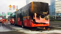 Bus Transjakarta terbakar di Jalan Gatot Subroto mengarah Semanggi sehingga menyebabkan lalu lintas tersendat. (Twitter)