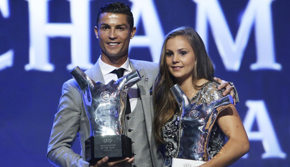 Cristiano Ronaldo berfoto bersama Lieke Martens saat menerima penghargaan Pemain Terbaik Eropa  di Grimaldi Forum, Monaco, (24/8/2017). Ronaldo mengalahkan Messi dan Buffon yang termasuk dalam nominasi. (AP/Claude Paris)