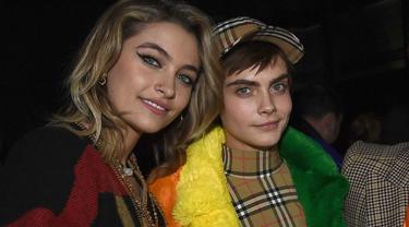 Tertangkap Berciuman Cara Delevingne Dan Paris Jackson Pacaran News Entertainment Fimela Com