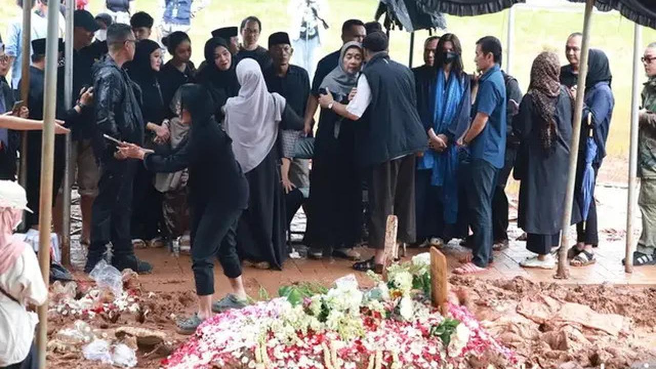 6 Potret Sheila Dara di Pemakaman Vidi Aldiano, Kenakan Pashmina Warna Biru
