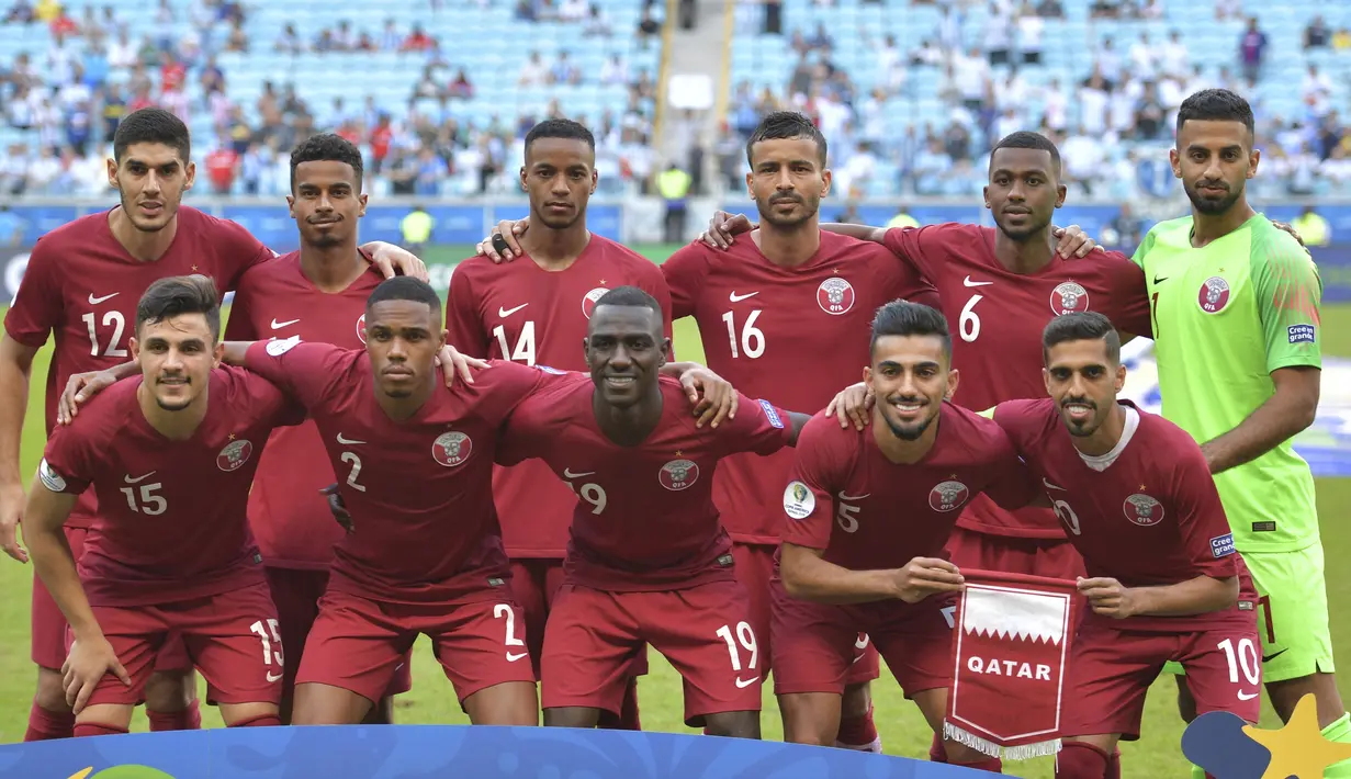 Qatar - Negara dari benua Asia ini sudah otomatis lolos ke putaran final Piala Dunia 2022 lantaran berstatus sebagai tuan rumah. Namun demikian, mereka tetap mentas di babak kedua kualifikasi ajang ini. Qatar berhasil menduduki peringkat pertama Grup E dengan catatan 22 poin. (AFP/Carl De Souza)