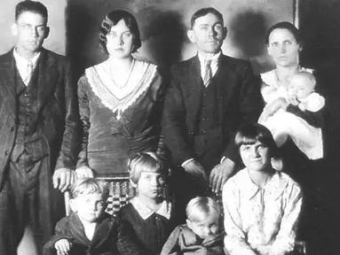 Keluarga Lawson merupakan satu dari banyak kejadian tragis di sejarah Natal dunia. Pada tahun 1929, Charlie Lawson yang berusia 43 tahun menembakkan istri dan anak-anaknya. Masih tak diketahui apa motif yang dilakukan Lawson tersebut. (wunc.org)
