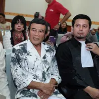Turut hadir dalam sidang kali ini ayahnya, Rhoma Irama berbalut kemeja putih bermotif splash hitam. Ayah Ridho duduk di bangku pengunjung sidang deretan paling depan. (Deki prayoga/Bintang.com)