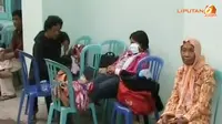 [VIDEO] Hirup Abu Kelud, 5 Pengungsi Pingsan