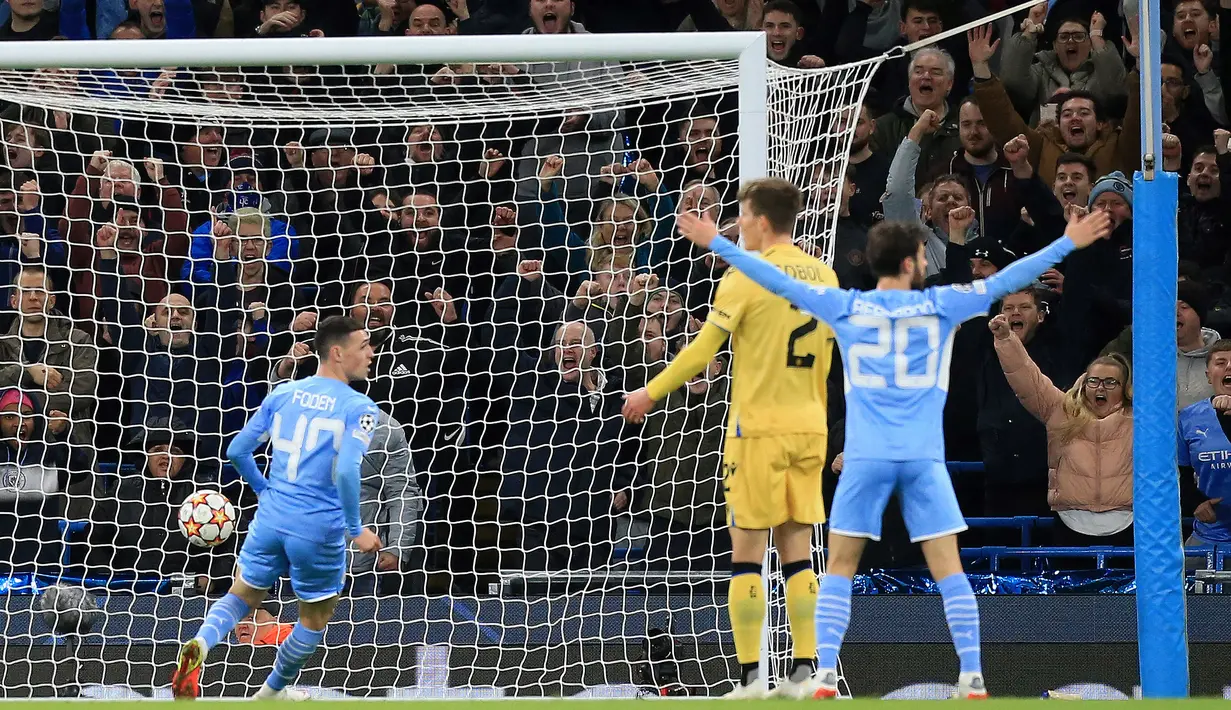 Phil Foden. Di matchday keempat Grup A, Man City gantian menjamu Club Brugge, 3 November 2021. Dalam laga yang berakhir 4-1 untuk kemenangan Man City, Phil Foden sebagai pencetak gol pertama terpilih menjadi Man of The Match atas agresifitas dan akurasi umpannya. (AFP/Lindsey Parnaby)