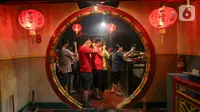 Warga keturunan Tionghoa bersembahyang pada malam perayaan Tahun Baru Imlek 2571 di Vihara Boen Tek Bio, Pasar Lama, Tangerang, Jumat (24/1/2020). Tahun Baru Imlek 2571 digunakan warga keturunan Tionghoa untuk memanjatkan doa yang baik. (Liputan6.com/Fery Pradolo)