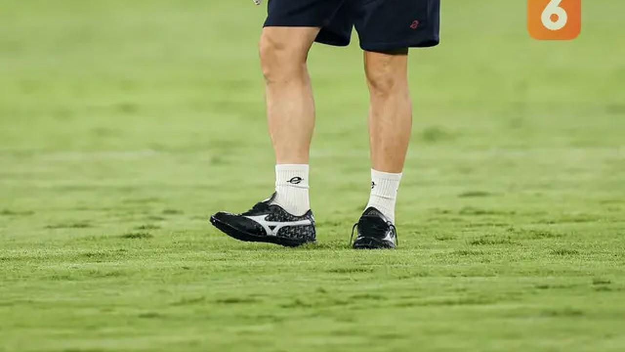 Foto: Shin Tae-yong Cek Langsung Kondisi Rumput GBK Jelang Laga Timnas Indonesia Vs Jepang di Kualifikasi Piala Dunia 2026
