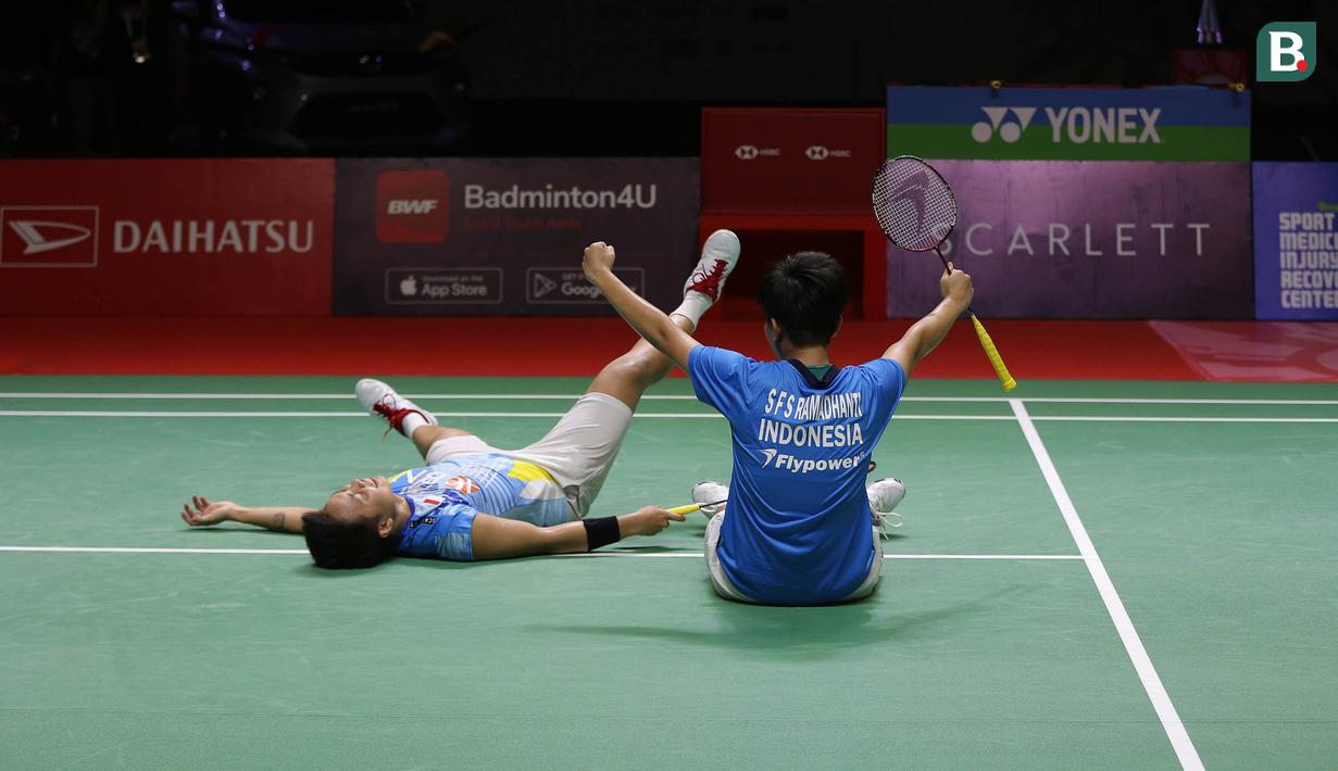 Usai interval, Apriyani/Siti Fadia bermain lebih kompak dari pasangan Malaysia dan terus melaju hingga menyudahi game ketiga dengan 21-14. (Bola.com/Ikhwan Yanuar)