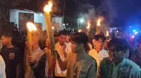 Pawai obor di malam takbiran menjadi simbol toleransi dan eratnya persahabatan antara muslim dengan umat Nasrani serta agama lainnya. (Foto: Liputan6.com/Ola Keda)