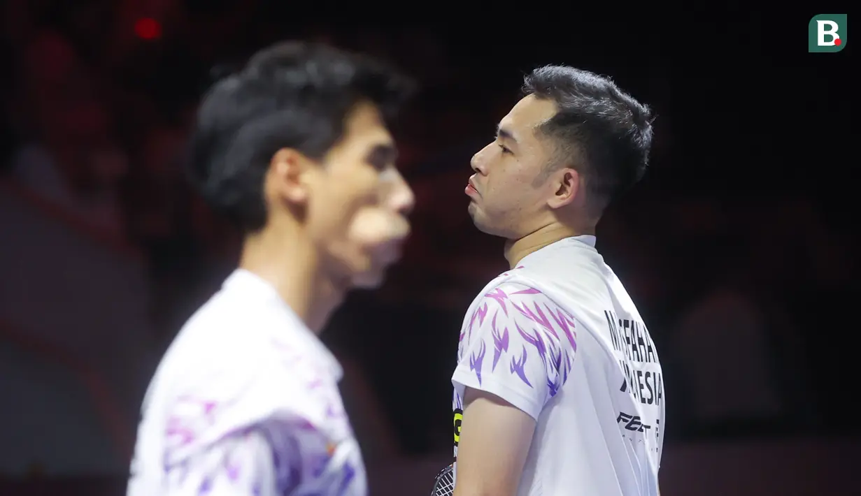Ganda putra Indonesia Sabar Karyaman Gutama / Moh Reza Pahlevi Isfahani tak mampu menutupi kekecewaan setelah gagal meraih gelar juara Indonesia Open 2025. (Bola.com/M Iqbal Ichsan)