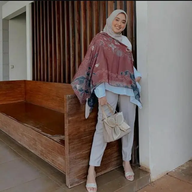6 Potret Gaya Hijab Nabila Hatifa