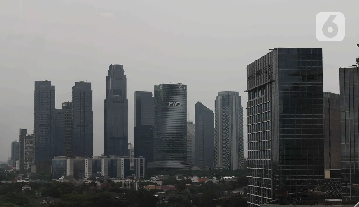 <p>Suasana gedung bertingkat dan permukiman warga di kawasan Jakarta, Senin (17/1/2022). Bank Dunia memproyeksikan pertumbuhan ekonomi Indonesia pada tahun 2022 mencapai 5,2 persen. (Liputan6.com/Angga Yuniar)</p>