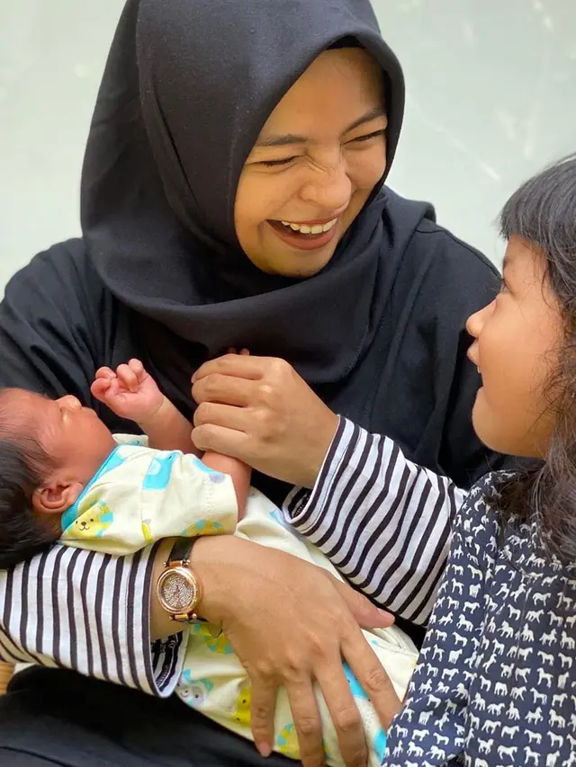 [Fimela] Arda dan Tantri Kotak