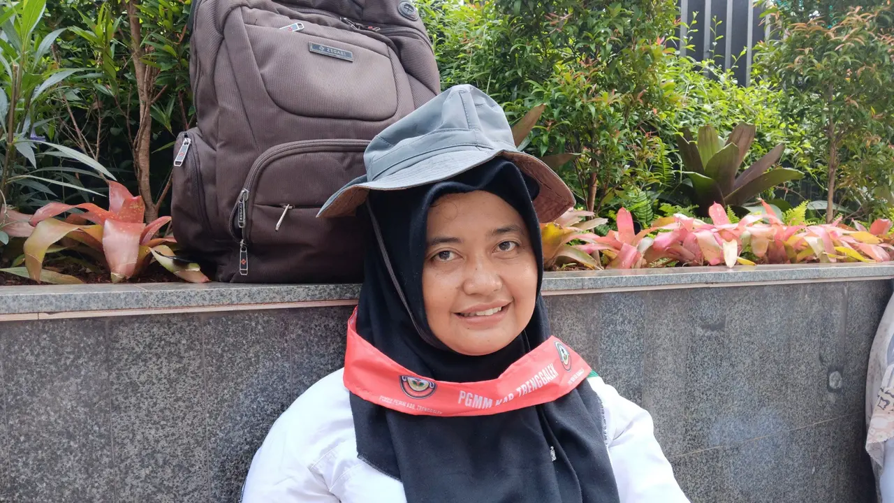 Amelia guru honorer demo di Monas