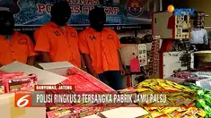 Hasil penggerebekan polisi juga menyita sejumlah alat produksi, belasan karung bahan baku jamu palsu, dan ribuan kemasan jamu siap edar.