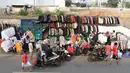Pedagang pakaian bekas berjualan di sepanjang trotoar kawasan Senen, Jakarta, Jumat (4/5). Belum tersedianya lahan membuat para pedagang menggelar dagangannya di trotoar. (Liputan6.com/Immanuel Antonius)