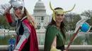 Dua orang wanita berkostum Thor dan Loki saat diacara memecahkan rekor dunia untuk karakter buku komik terbanyak dunia, Washington DC, (18/4/2014) (AFP Photo/Paul J. Ricards).