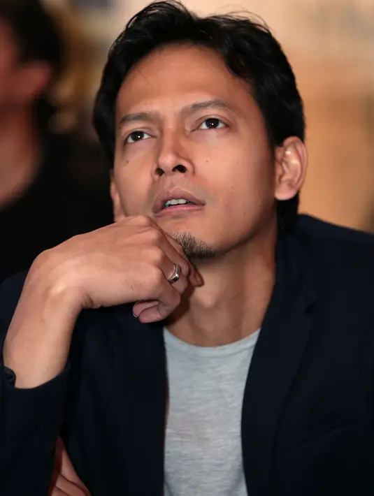 Prediksi Indonesia menang juga dari aktor tampan, yang belum lama ini dikaruniai momongan. Fedi Nuril optimis Indonesia menang. Meski perjuangannya tidak mudah, lantaran Thailand dikenal cukup berat. (Deki Prayoga/Bintang.com)