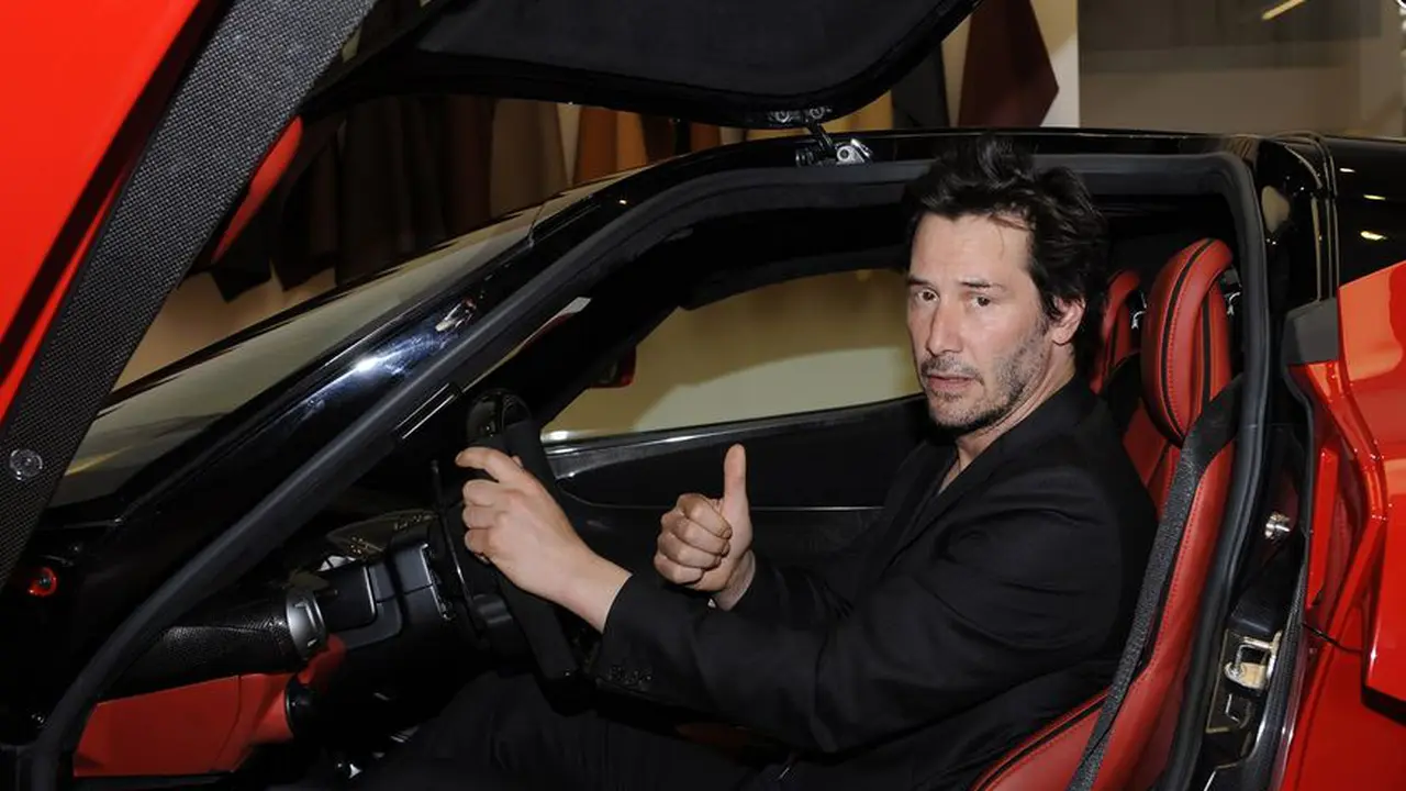 Neo The Matrix Jajal Ferrari