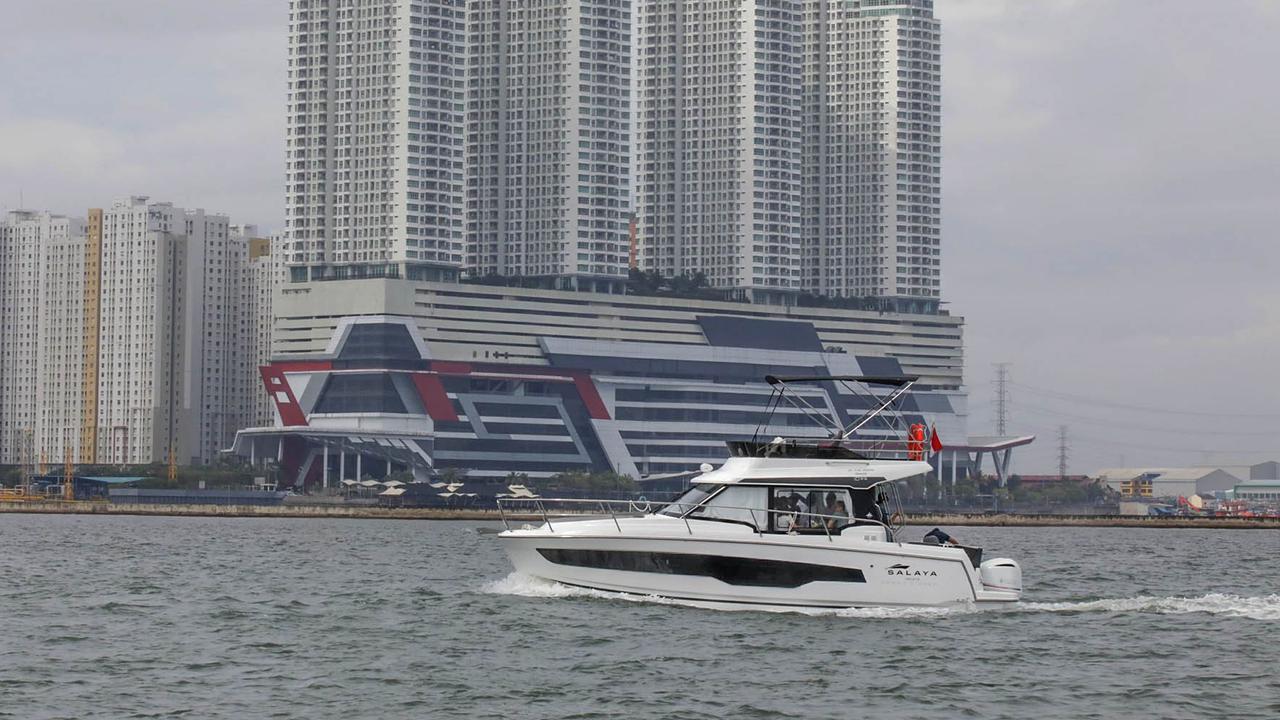 Foto: Raffi Ahmad dan Wamen Ni Luh Puspa Mencoba Kapal Yacht  Salaya