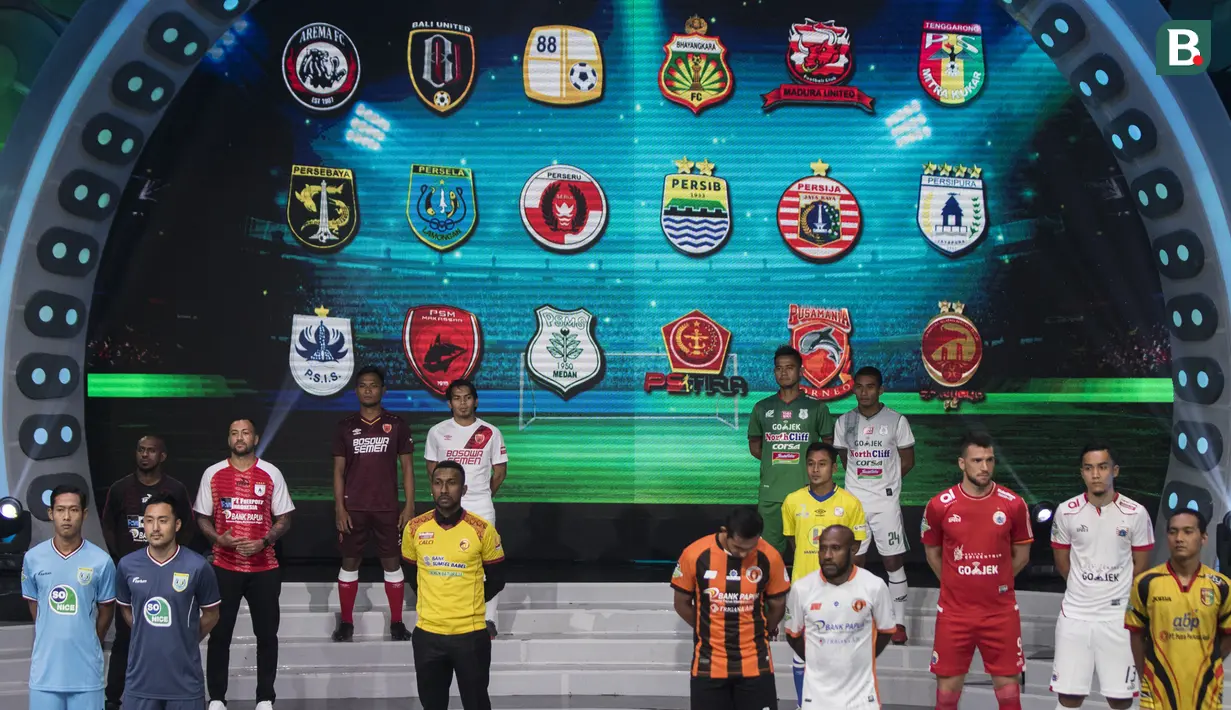 Para pemain memperkenalkan jersey musim baru saat peluncuran Liga 1 Indonesia 2018 di Studio 5 Indosiar, Jakarta, Senin (19/3/2018). Liga 1 akan mulai digelar pada Jumat (23/3). (Bola.com/Vitalis Yogi Trisna)