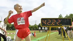 Hidekichi Miyazaki (105) berpose mengikuti gaya Usain Bolt setelah mencetak rekor lari 100 meter di Kyoto, Jepang, 23 September 2015. Kakek asal Jepang ini berhasil mencatatkan waktu 42,22 detik dan tercatat oleh Guinness World Records.(REUTERS/Kyodo)