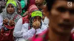 Sejumlah guru honorer Kategori 2 beristigosah saat menggelar aksi di depan gedung MPR/DPR, Jakarta, Senin (23/7). Aksi tersebut untuk mendukung proses penyelesaian atau penentuan nasib para honorer K2 yang sedang dirapatkan. (Liputan6.com/JohanTallo)