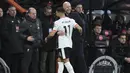 Pemain Liverpool, Mohamed Salah berpelukan dengan pelatih Arne Slott saat diganti dalam laga lanjutan Liga Inggris 2024/2025 melawan Bournemouth di Vitality Stadium, Bournemouth, Inggris, Sabtu (02/02/2025). (AP Photo/Alastair Grant)