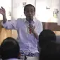 Calon Presiden Nomor Urut 01 Joko Widodo (Jokowi) berdiskusi dengan masyarakat kreatif Bandung di Simpul Space, Bandung, Jawa Barat, Sabtu (10/11). Selain berdialog, Jokowi juga meninjau produk kreatif yang dipajang di ruangan. (Liputan6.com/Angga Yuniar)