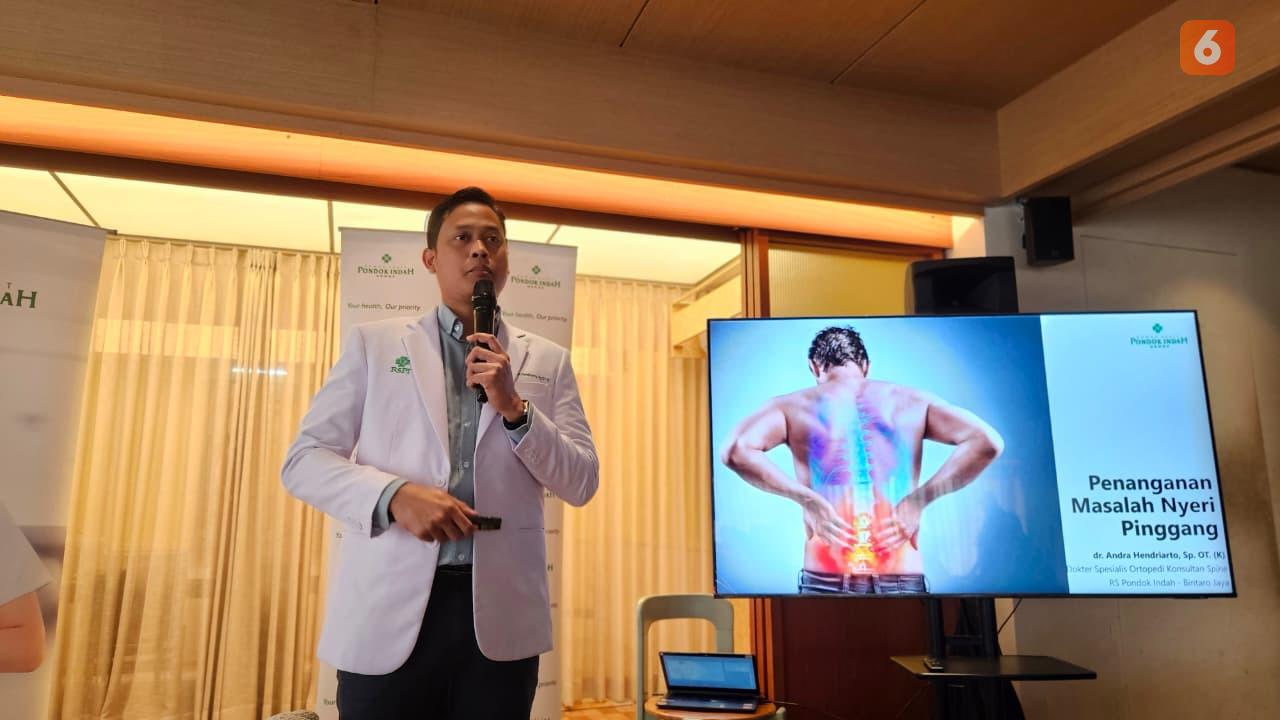 Dokter Spesialis Ortopedi Konsultan Spine RS Pondok Indah - Bintaro Jaya, dr. Andra Hendriarto, Sp.OT (K), ungkap ciri-ciri sakit pinggang yang bisa jadi tanda penyakit serius dan perlu diwaspadai. (Foto: Aditya Eka Prawira/Liputan6.com)
