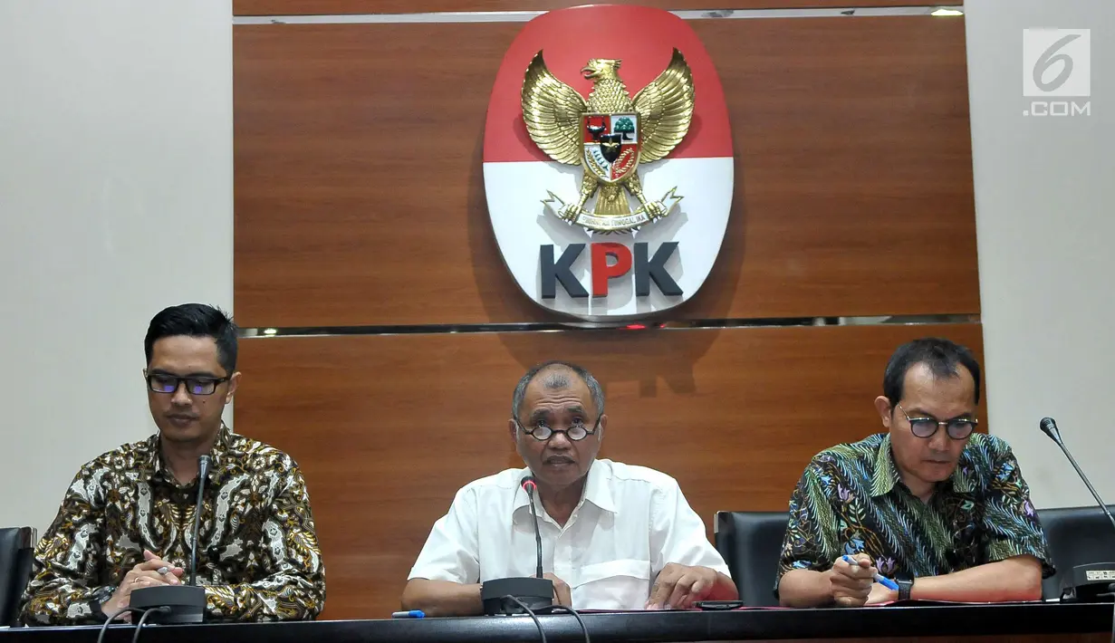 Ketua KPK Agus Rahardjo memberikan keterangan pers terkait penetapan Ketua DPR RI Setya Novanto sebagai tersangka di Gedung KPK Jakarta, Senin (17/7). Setnov  diduga merugikan negara Rp2,3 triliun dari nilai proyek Rp5,9 T.(Liputan6.com/Helmi Afandi)