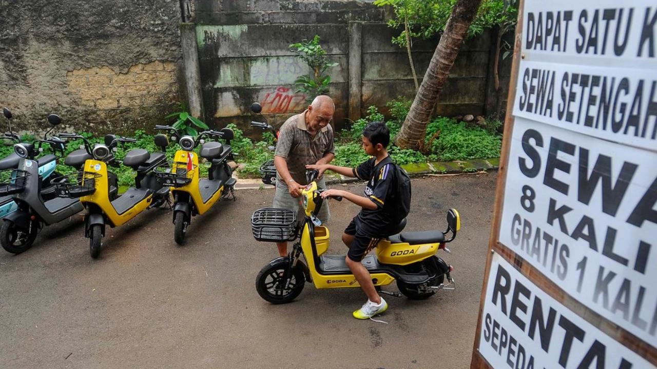 Seiring perkembangan tren sepeda listrik yang mulai banyak digemari di masyarakat, bisnis  penyewaan sepeda listrik menjamur beberapa bulan  belakangan ini.