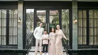 Verrell Bramasta bersama Putri Zulkifli Hasan dan kedua anaknya nampak kompak dengan mengenakan pakaian yang senada. (Instagram)